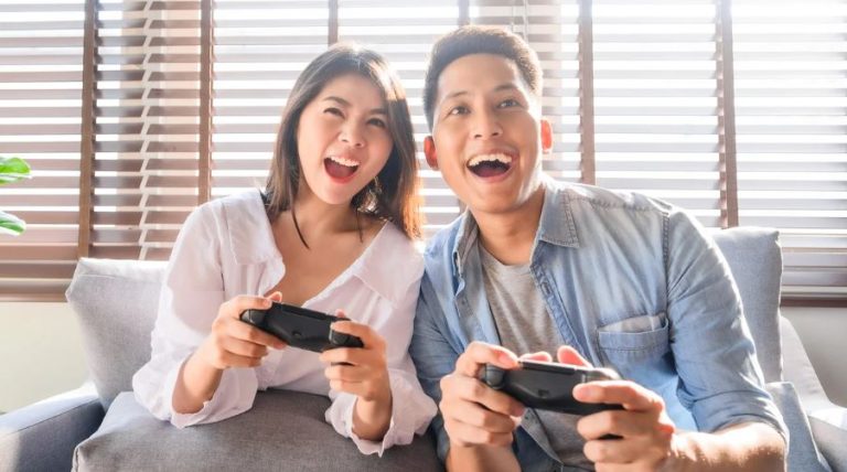 Top 10 Games for Couples to Play Without Anything